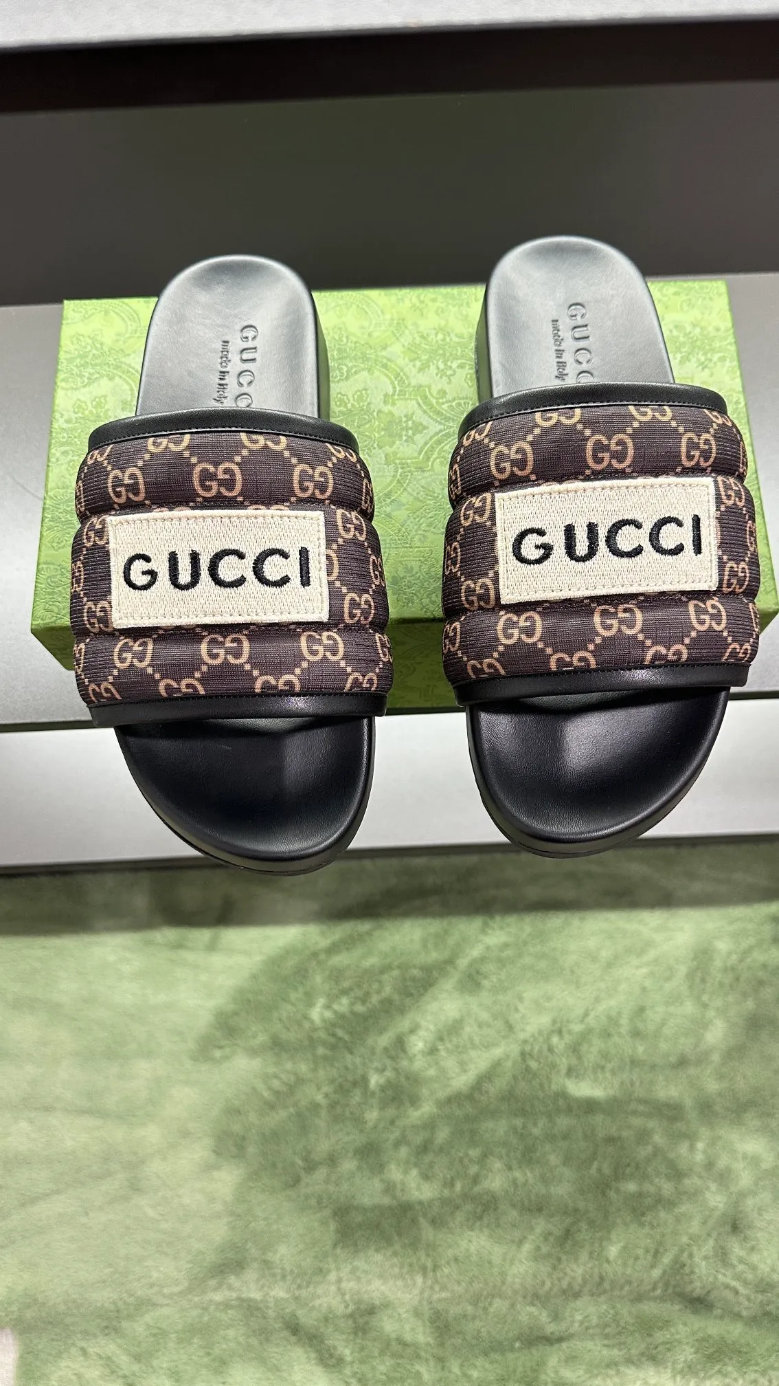 [G Family Couple Style] P: 300💰Female size 36~40 Men's size 39~45, (46. Custom-made Unisex GG slippers This slipper is made of GG polyester fiber and is decorated with a Gucci label on the front, adding a striking logo feel to the style. Beige GG recycled polyester fiber Unisex leather trim "Gucci Made in Italy" embroidered label Rubber sole Flat Made in Italy